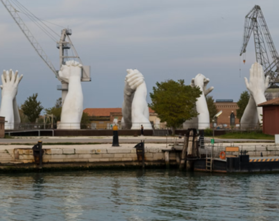 Biennale di Venezia. Guerra alla "libertà artistica"