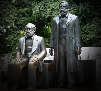 statua di marx e engels