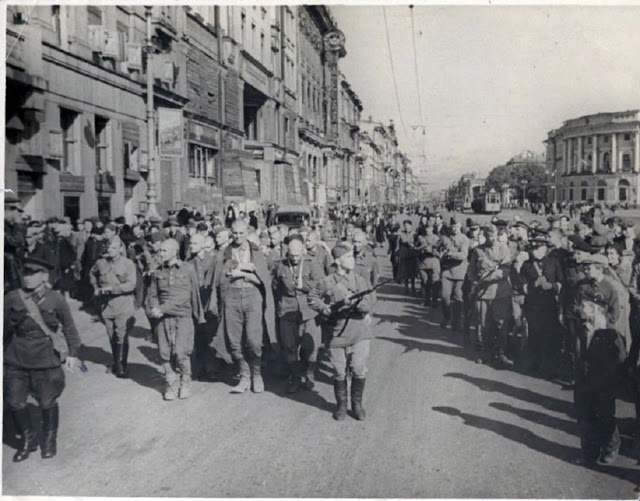 German Wehrmacht POW prisoners paraded Leningrad street