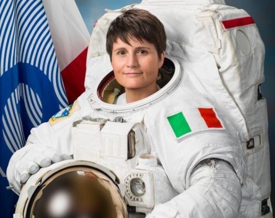 A Samantha inflitto il silenzio perché donna